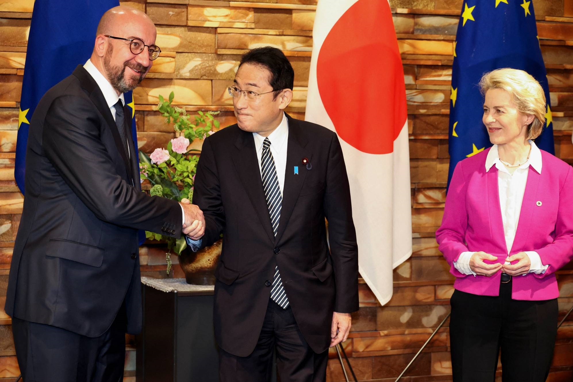 از راست، رئیس کمیسیون اروپا، نخست‌وزیر ژاپن و رئیس شورای اروپا